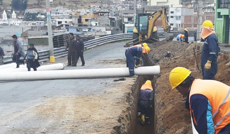 CONTINUAN LOS TRABAJOS DE ADECENTAMIENTO VIAL EN EL MERCADO 24 DE MAYO