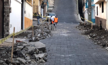 GAD MUNICIPAL DE GUARANDA CONTINUA CON EL ARREGLO DE VEREDAS Y BORDILLOS EN LAS CALLES DE LA CIUDAD