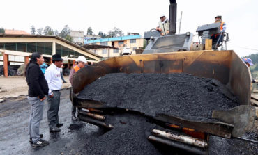 MUNICIPIO DE GUARANDA COLOCA CAPA ASFÁLTICA EN EL MERCADO MAYORISTA