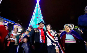 GIGANTE ÁRBOL DE NAVIDAD FUE ENCENDIDO EN LA PLAZA ROJA