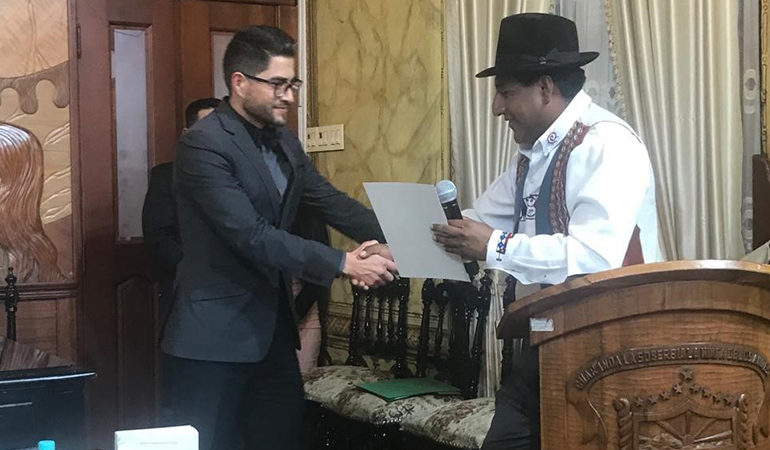 ALCALDE ENTREGA RECONOCIMIENTO A GUARANDEÑO DESTACADO