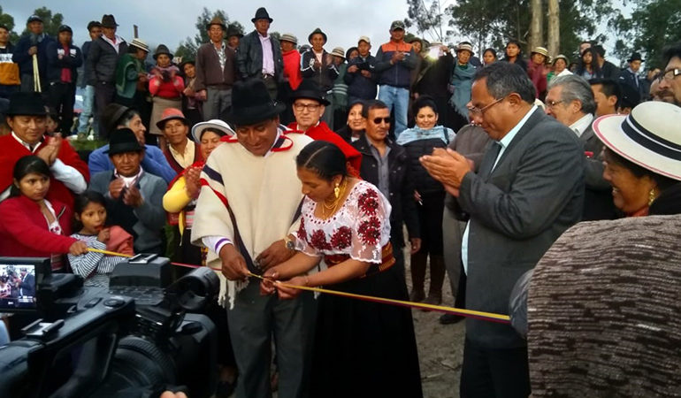 ALCALDE  ENTREGÓ  RELASTRADO DE CAMINOS VECINALES