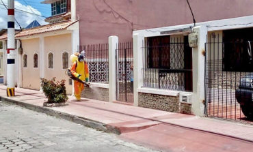CONTINÚA LA DESINFECCIÓN DE LOS ESPACIOS PÚBLICOS, BARRIOS Y MERCADOS DEL CANTÓN