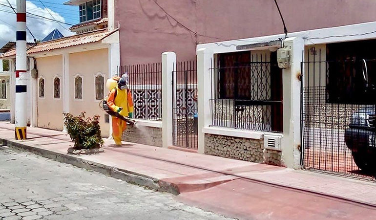 CONTINÚA LA DESINFECCIÓN DE LOS ESPACIOS PÚBLICOS, BARRIOS Y MERCADOS DEL CANTÓN