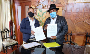 ALCALDE DE GUARANDA RECIBE LOS TÍTULOS DE PROPIEDAD PARA EL CENTRO DE APROVECHAMIENTO DE RESIDUOS SÓLIDOS