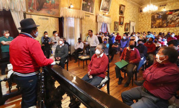 ALCALDE DE GUARANDA REALIZA REUBICACIÓN DE PARADA DE TAXIS