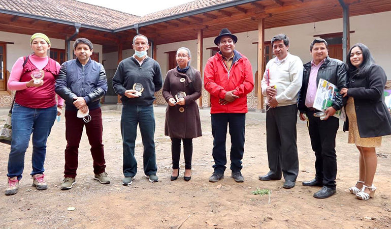 ALCALDE DE GUARANDA REALIZA PREMIACIÓN DE CONCURSO  “ARTE JOVEN JAWINA”