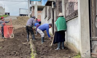 LA ALCALDÍA DE GUARANDA Y MORADORES DEL BARRIO “MANTILLA” A TRAVÉS DE MINGAS, INICIARON LA CONSTRUCCIÓN DE VÍAS, ACERAS Y BORDILLOS.