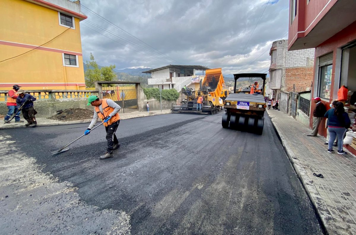 SE CONCRETA ASFALTADO EN LA CALLE AZUAY, JOAQUINA GALARZA Y 23 DE ABRIL