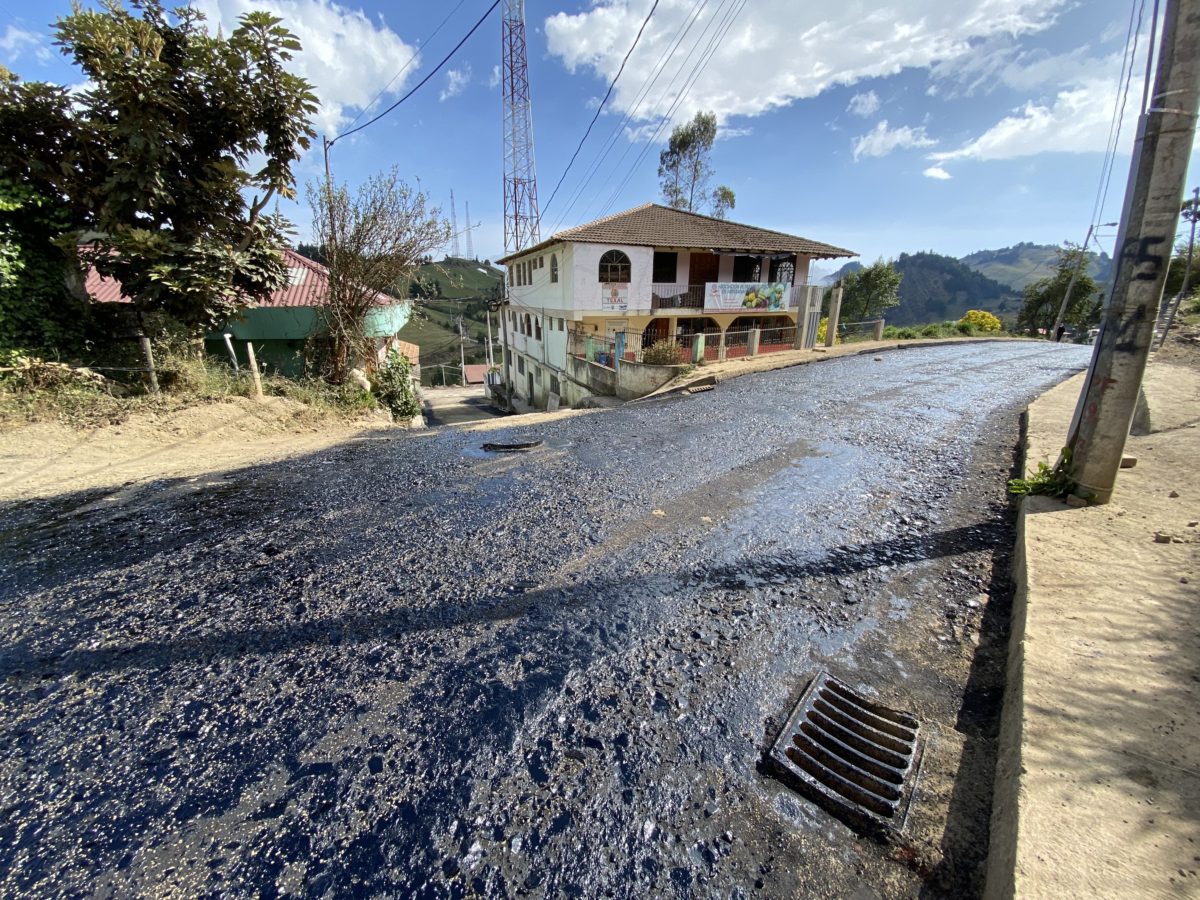 Inició la imprimación de las calles de la parroquia Salinas, previo a la colocación de la carpeta asfáltica