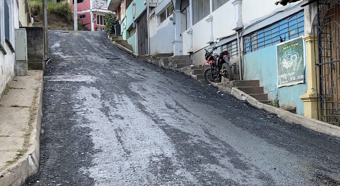 Inició la imprimación de las calles de la parroquia Salinas, previo a la colocación de la carpeta asfáltica