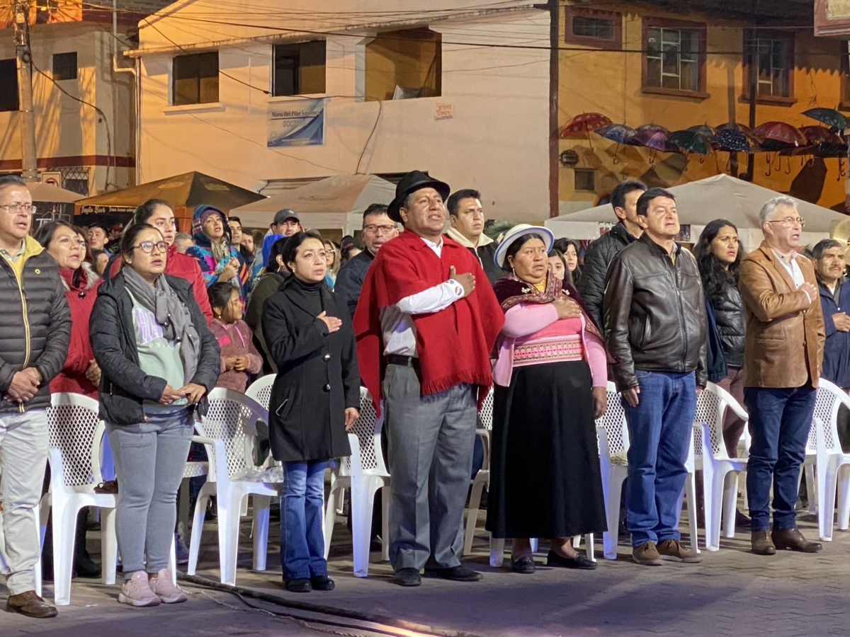 Municipio de Guaranda entrega formalmente calles asfaltadas en varios sectores del cantón.