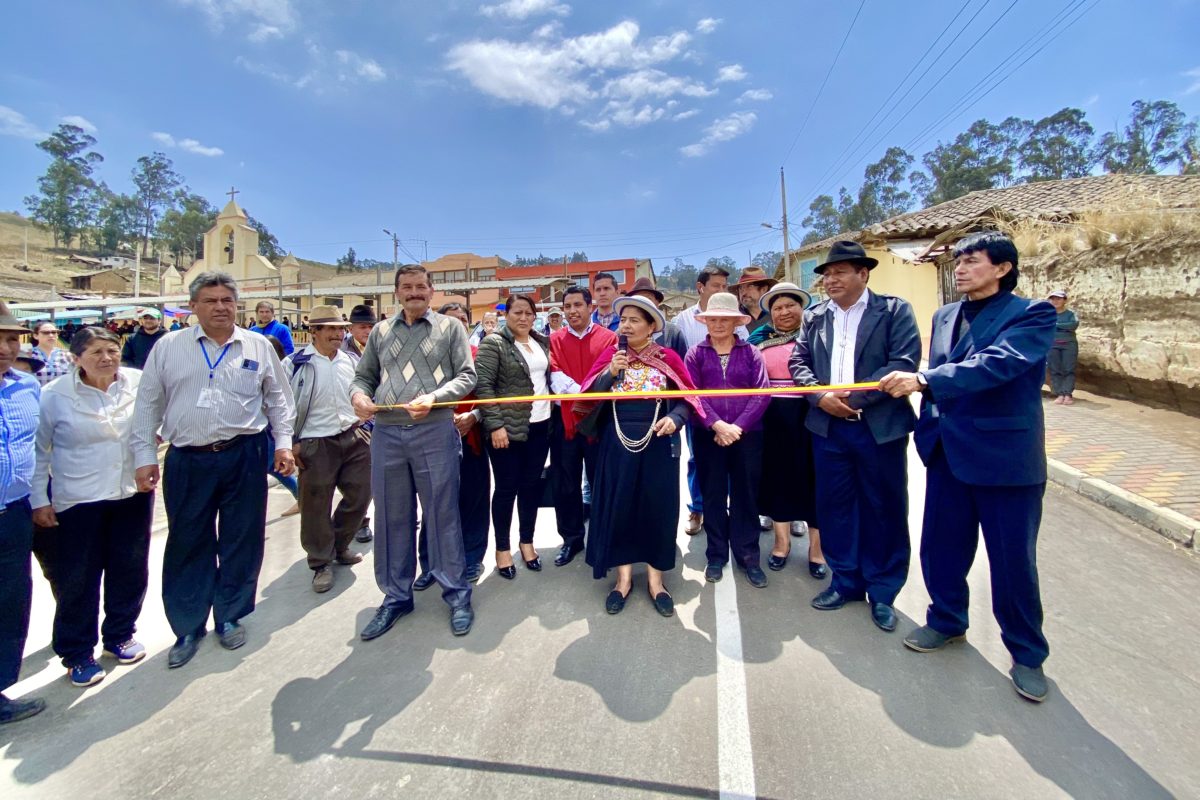 MUNICIPIO DE GUARANDA EN CONMEMORACIÓN A LA INDEPENDENCIA DE LA CIUDAD, ENTREGÓ OBRAS DE ASFALTO