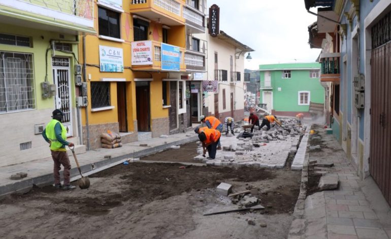 AVANZA EL PROYECTO DE ADOQUINADO EN LA CALLE PICHINCHA