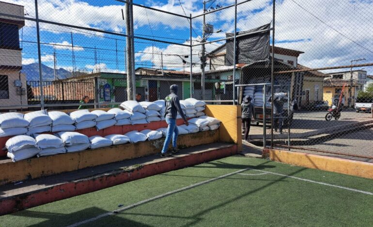 Inicia el cambio de césped sintético en la cancha de la Plaza Cordovez
