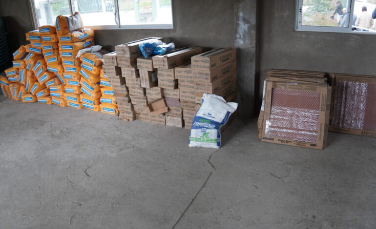 ENTREGA DE MATERIALES PARA MEJORAR EL DISPENSARIO DEL SEGURO SOCIAL CAMPESINO EN PUCARÁ CUATRO ESQUINAS