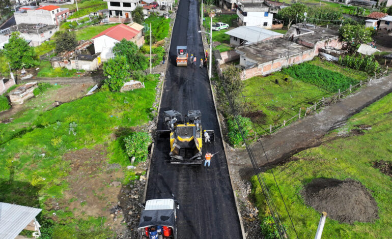 INICIA LA COLOCACIÓN DE ASFALTO EN LA FLORESTA ALTA